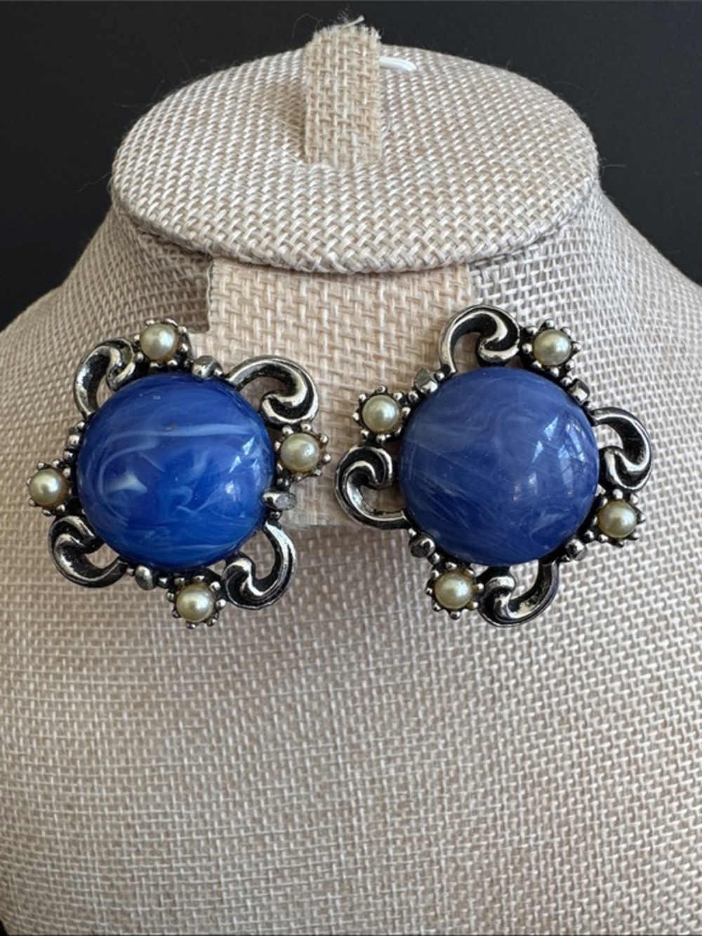 VTG Unsigned Sarah Coventry Fiesta Clip on Earrings Blue Swirl Lucite